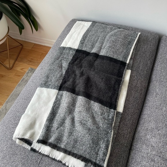 3/22 🧡 ASOS Check black and white plaid scarf - Picture 2 of 4